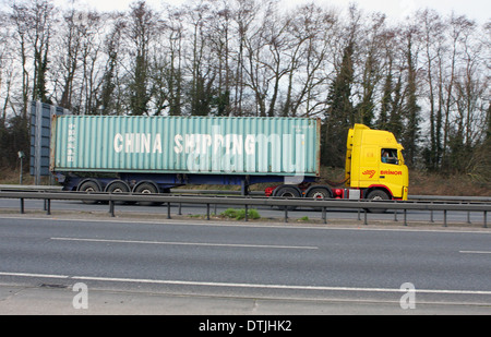 Ein LKW Reisen entlang der A12 in Essex, England Stockfoto