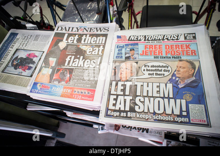 Schlagzeilen von New York Zeitungen berichten über aktuelle Kontroverse über NYC Dept. of Education nicht deklarieren "Snow Day" Stockfoto