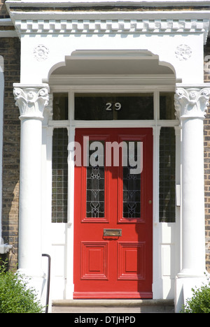 Galant und Tür zu einem großen Wohnanlage, Belsize Park, London, NW1, England Stockfoto