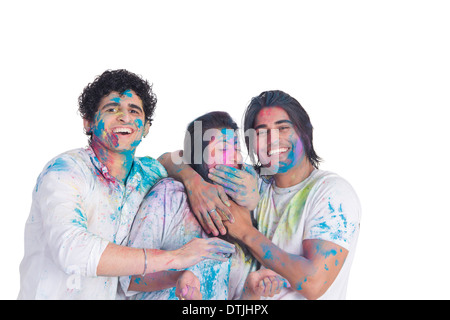 Freunde feiern Holi Stockfoto