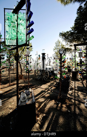 Elmers Flasche Garten oder Flaschenbaum Ranch erstellt von Elmer Long, Route 66, Barstow, Kalifornien. Stockfoto