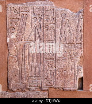 Eingeschnittene Blöcke bilden Teil der rekonstruierten Rote Kapelle oder Chapelle Rouge der Königin Hatshepsut in Open Air Museum Karnak Stockfoto