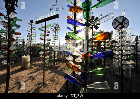 Elmers Flasche Garten oder Flaschenbaum Ranch erstellt von Elmer Long, Route 66, Barstow, Kalifornien. Stockfoto