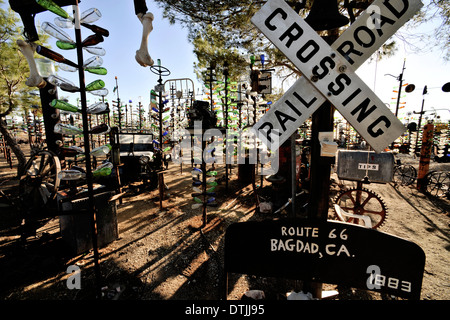 Elmers Flasche Garten oder Flaschenbaum Ranch erstellt von Elmer Long, Route 66, Barstow, Kalifornien. Stockfoto