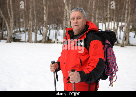 Portrait Mann mittleren Alters, Wandern im Winter Stockfoto