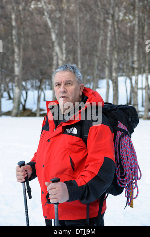 Portrait Mann mittleren Alters, Wandern im Winter Stockfoto