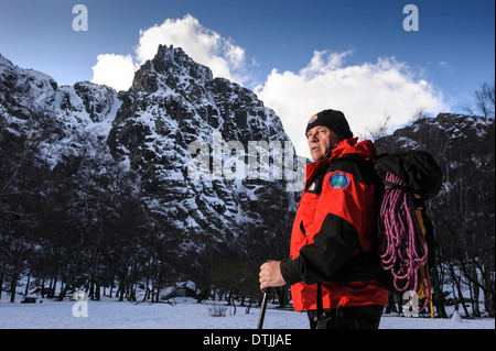 Mann mittleren Alters, Wandern im Winter Stockfoto