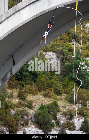 Europa, Frankreich, Var, regionalen natürlichen Parks von Verdon, Gorges du Verdon. Comps-Sur-Artuby. Bungee-Jumping von der Brücke Artuby. Stockfoto