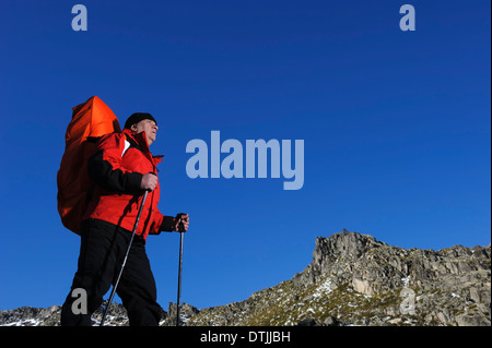 Mann mittleren Alters, Wandern im Winter Stockfoto