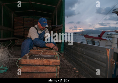 Fischer bereitet lange Reihe Fanggeräte. Sao Miguel, Azoren-Archipels. Stockfoto