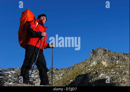 Mann mittleren Alters, Wandern im Winter Stockfoto