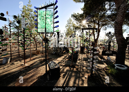 Elmers Flasche Garten oder Flaschenbaum Ranch erstellt von Elmer Long, Route 66, Barstow, Kalifornien. Stockfoto