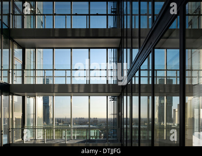 Blick durch Fenster Geschäftshauses an 3 Hardman Street, Manchester, Greater Manchester. Stockfoto