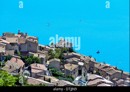 Europa, Frankreich, Var, regionalen natürlichen Parks von Verdon, Gorges du Verdon. Das Dorf Sainte Croix und den See. Stockfoto