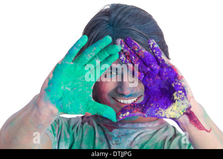 Mann zeigt ihre farbigen Hände feiern Holi Stockfoto