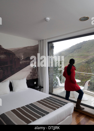 Frau aus großen Fenster Stockfoto