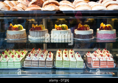 Kuchen in einem Fenster bei Kowloon Restaurant und Bäckerei, Chinatown, Soho, London, WC2, UK Stockfoto