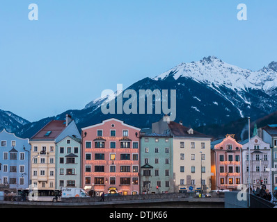 Ufer des Flusses Inn, Bezirk Mariahilf und Karwendel Gebirge, Innsbruck, Tirol, Österreich Stockfoto