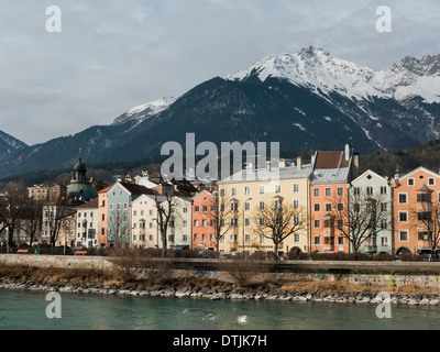 Ufer des Flusses Inn, Bezirk Mariahilf und Karwendel Gebirge, Innsbruck, Tirol, Österreich Stockfoto