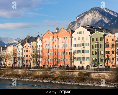 Ufer des Flusses Inn, Bezirk Mariahilf und Karwendel Gebirge, Innsbruck, Tirol, Österreich Stockfoto