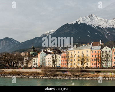 Ufer des Flusses Inn, Bezirk Mariahilf und Karwendel Gebirge, Innsbruck, Tirol, Österreich Stockfoto