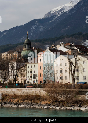 Ufer des Flusses Inn, Bezirk Mariahilf und Karwendel Gebirge, Innsbruck, Tirol, Österreich Stockfoto