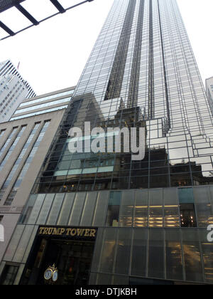 Manhattan, New York City, USA. 18. August 2014. Trump International Hotel and Tower am Columbus Circle in Manhattan, New York City, USA, 18. August 2014. Die NYSE ist die größte Börse der Welt. Foto: Alexandra Schuler/Dpa/Alamy Live News Stockfoto