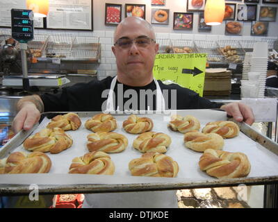New York, USA. 23. Januar 2014. Scot Rossillo, Erfinder des "Cragel", zeigt seine Schöpfung in New York, USA, 23. Januar 2014. New York Köche nicht nur ihr Essen kochen, machen sie Kreationen durch mischen. Das Ergebnis ist der neue Hybrid-Snack. Foto: Laurence Thio/Dpa/Alamy Live News Stockfoto