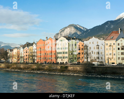 Ufer des Flusses Inn, Bezirk Mariahilf und Karwendel Gebirge, Innsbruck, Tirol, Österreich Stockfoto