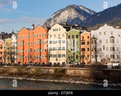 Ufer des Flusses Inn, Bezirk Mariahilf und Karwendel Gebirge, Innsbruck, Tirol, Österreich Stockfoto