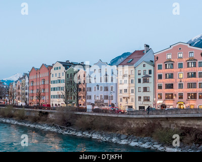 Ufer des Flusses Inn, Bezirk Mariahilf und Karwendel Gebirge, Innsbruck, Tirol, Österreich Stockfoto