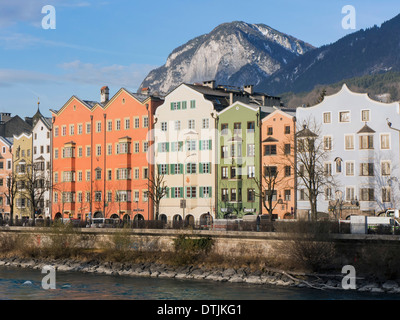 Ufer des Flusses Inn, Bezirk Mariahilf und Karwendel Gebirge, Innsbruck, Tirol, Österreich Stockfoto