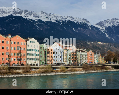 Ufer des Flusses Inn, Bezirk Mariahilf und Karwendel Gebirge, Innsbruck, Tirol, Österreich Stockfoto