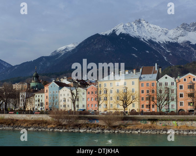 Ufer des Flusses Inn, Bezirk Mariahilf und Karwendel Gebirge, Innsbruck, Tirol, Österreich Stockfoto