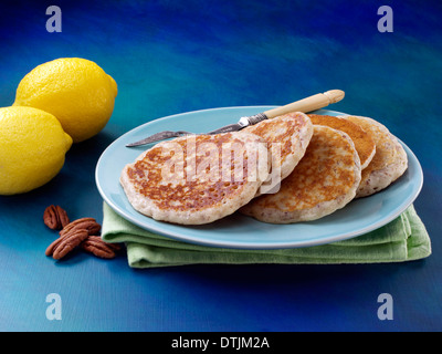 Zitrone-Pekannuss-Pfannkuchen Stockfoto