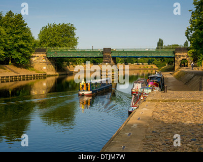 Longboat nähert sich Scarborough Eisenbahnbrücke am Fluss Ouse in York Stockfoto