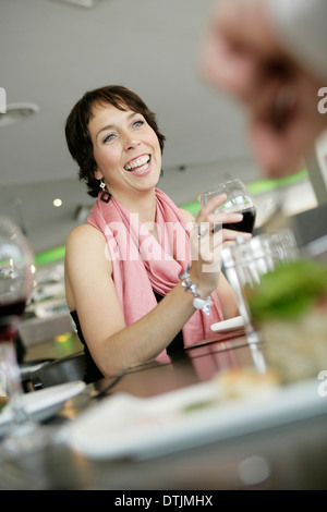 MITTAGESSEN IN EINEM MODERNEN CAFÉ Stockfoto