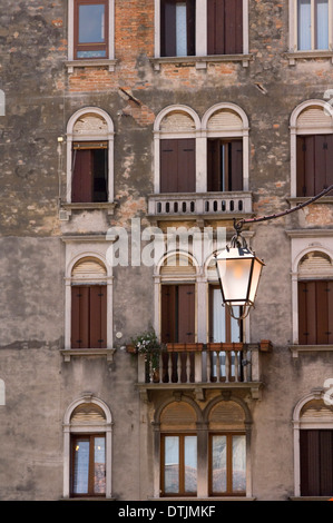 Fensterläden und Straße Laterne, Architekturdetails, Venedig, Italien Stockfoto