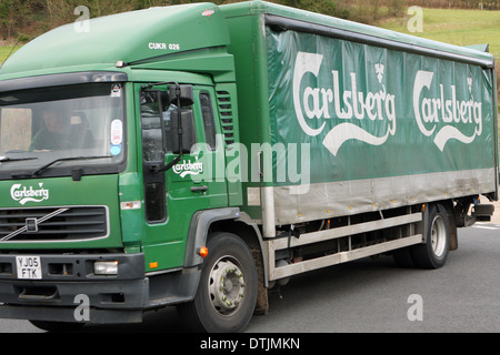 Ein Carlsberg-LKW um einen Kreisverkehr in Coulsdon, Surrey, England reisen Stockfoto