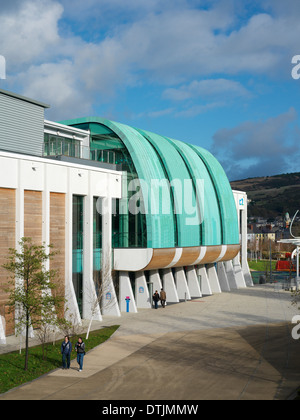 Außenfassade des Leisure Centre, Swansea, Wales, UK Stockfoto