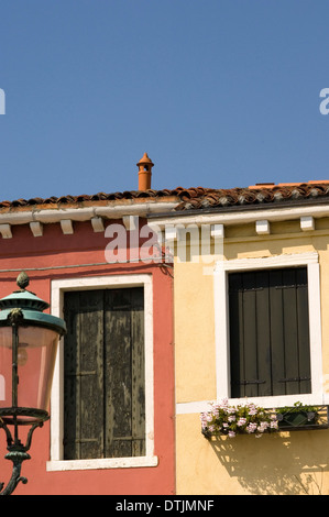 Fensterläden und Straße Laterne, Architekturdetails, Venedig, Italien Stockfoto