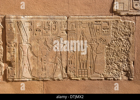 Eingeschnittene Blöcke bilden Teil der rekonstruierten Rote Kapelle oder Chapelle Rouge der Königin Hatshepsut in Open Air Museum Karnak Stockfoto