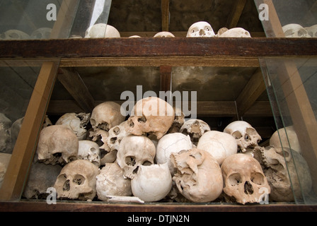 Schädel in "Killing Fields Choeung EK." Phnom Penh. Das bekannteste Denkmal der Killing Fields ist das Dorf Choeung Stockfoto