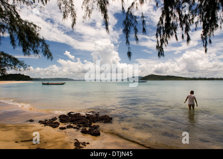 Schwimmen am Strand auf der Insel Koh Russei. Koh Russei lebt immer noch unter dem Schatten von seinem früheren selbst, als ein Paket Stockfoto