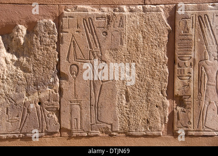 Eingeschnittene Blöcke bilden Teil der rekonstruierten Rote Kapelle oder Chapelle Rouge der Königin Hatshepsut in Open Air Museum Karnak Stockfoto