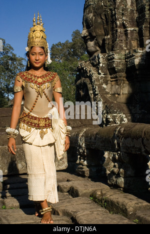 Apsara-Tänzerinnen im Bayon. Die Wände der Tempel sind mit mehr als 1.700 Reliefs mit der Apsaras zierte; himmlische Nymphen, die Stockfoto