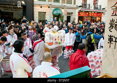 Löwentanz, traditionellen chinesischen Gewohnheit angenommen, dass Glück bringen für das Chinese New Year, Chinatown, Soho, London, WC2, UK Stockfoto