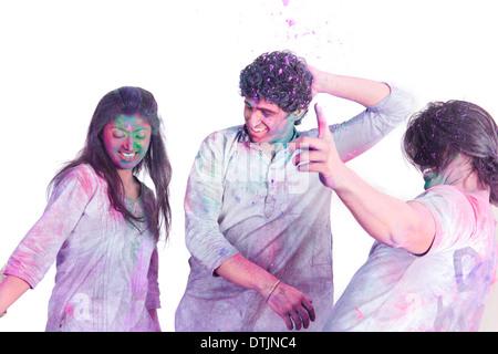 Freunde spielen Holi und tanzen Stockfoto