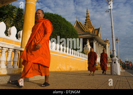 Mönche gehen außerhalb des königlichen Palastes. Phnom Penh. Glänzend Gold, der königliche Palast ist einer der Phnom Penh? s prächtigste Archite Stockfoto