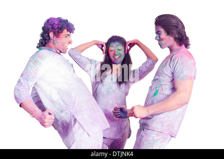 Freunde spielen Holi und tanzen Stockfoto